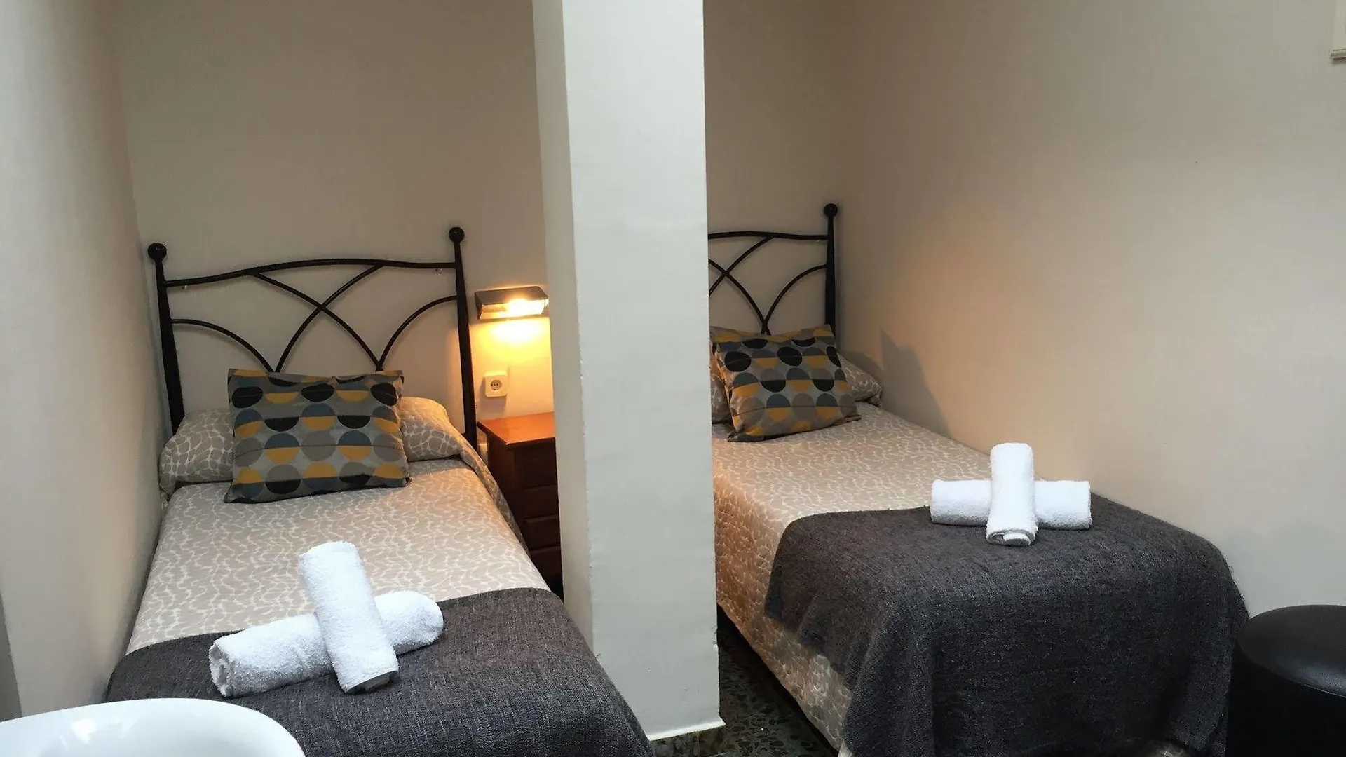 Hostal Alogar Барселона 2*,